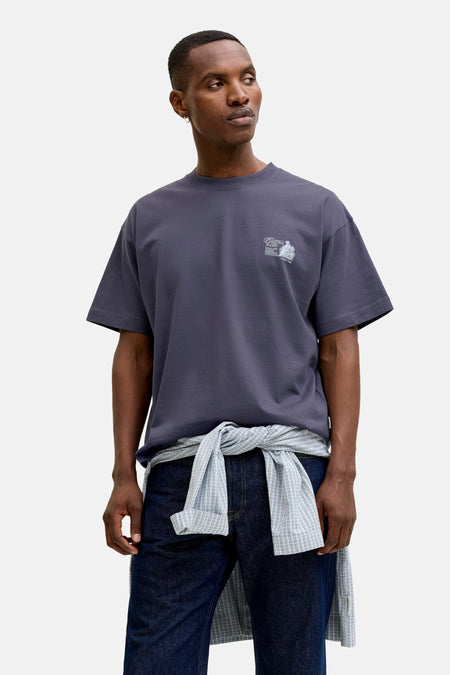 T-shirt bleu de ORIGINALS BY JACK & JONES, avec un petit imprimé et une chemise à carreaux autour de la taille.
