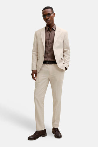 Linnen ecru blazer van PREMIUM by JACK & JONES, gedragen door een man met bruin overhemd, bijpassende broek en donkere schoenen.