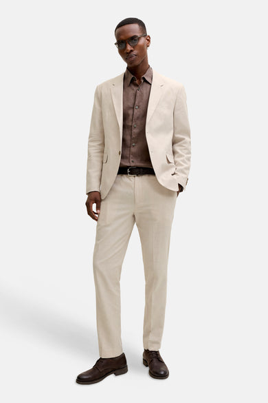 Linnen ecru blazer van PREMIUM by JACK & JONES, gedragen door een man met bruin overhemd, bijpassende broek en donkere schoenen.