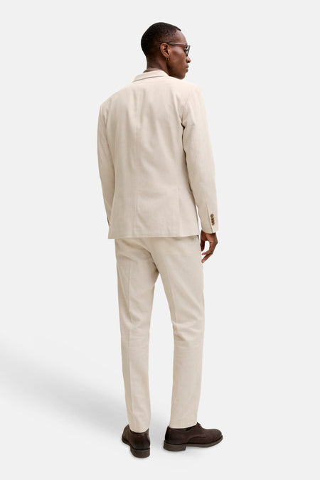 Blazer en lin en écru de PREMIUM by JACK & JONES, vue arrière et latérale avec pantalon assorti et chaussures marron.