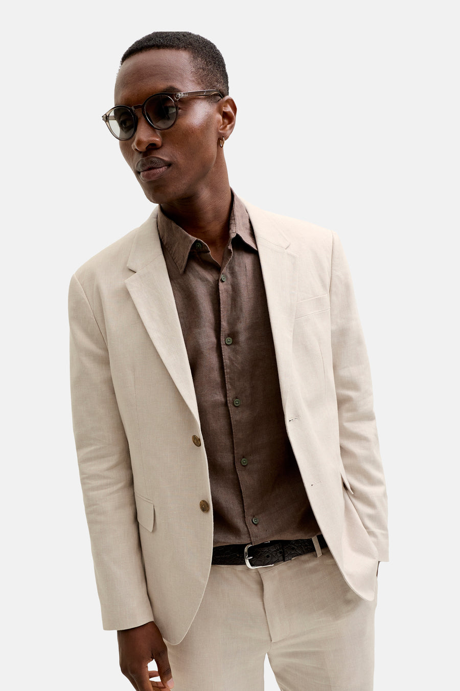 Blazer écru de JACK & JONES PREMIUM à deux boutons, stylé sur une chemise marron et un pantalon assorti.