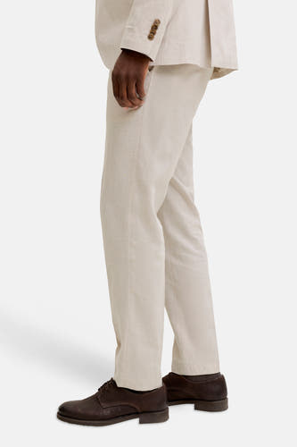 Pantalon de costume écru de PREMIUM by JACK & JONES, avec des chaussures en cuir marron et des chaussettes marron, en vue de côté.