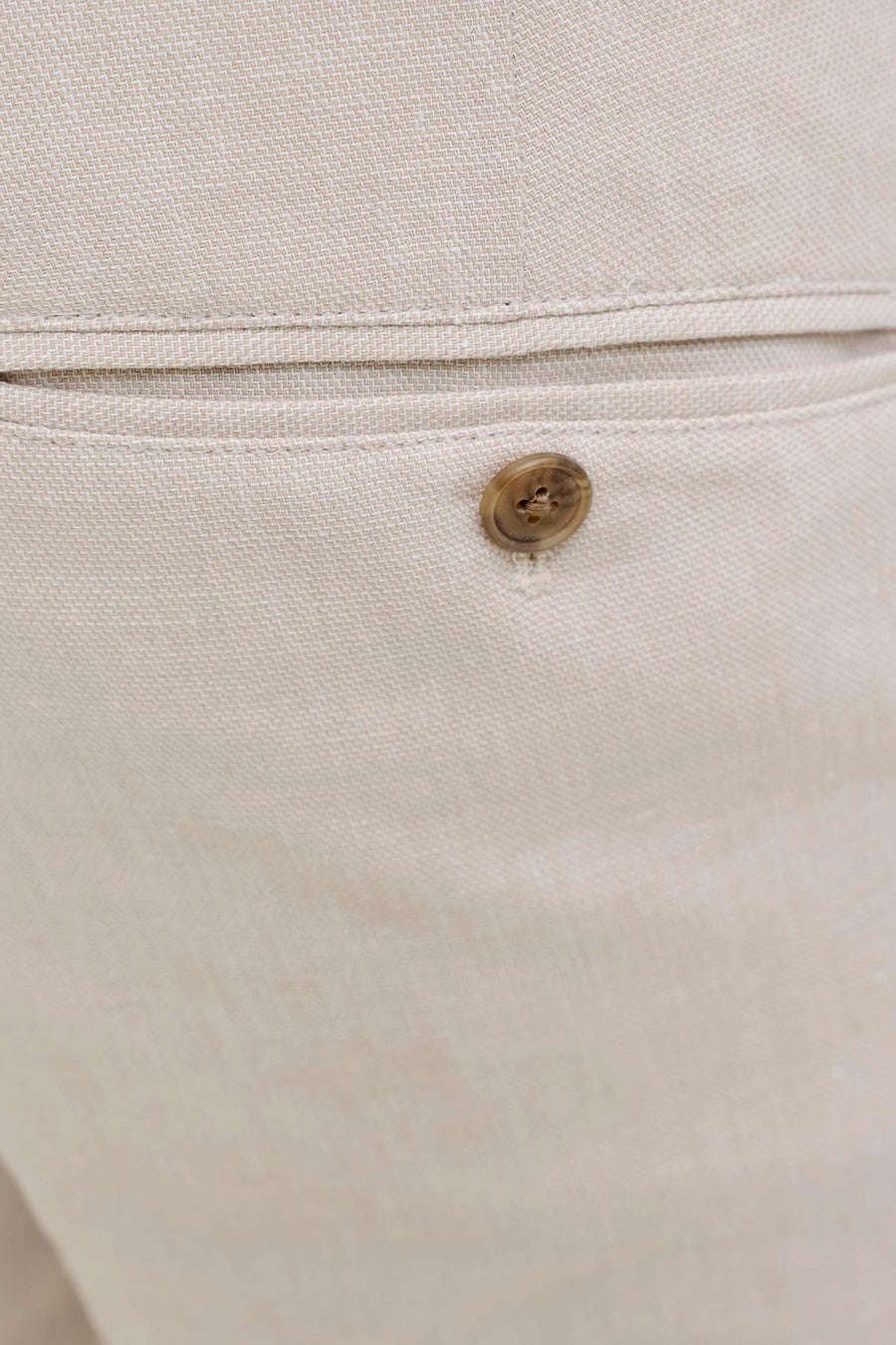 Pantalon de costume écru de PREMIUM by JACK & JONES, avec détail bouton et poche, en tissu aspect lin.
