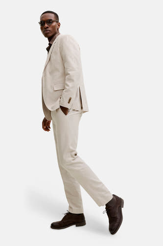 Pantalon de costume écru de PREMIUM by JACK & JONES, porté avec une chemise marron et des chaussures marron.