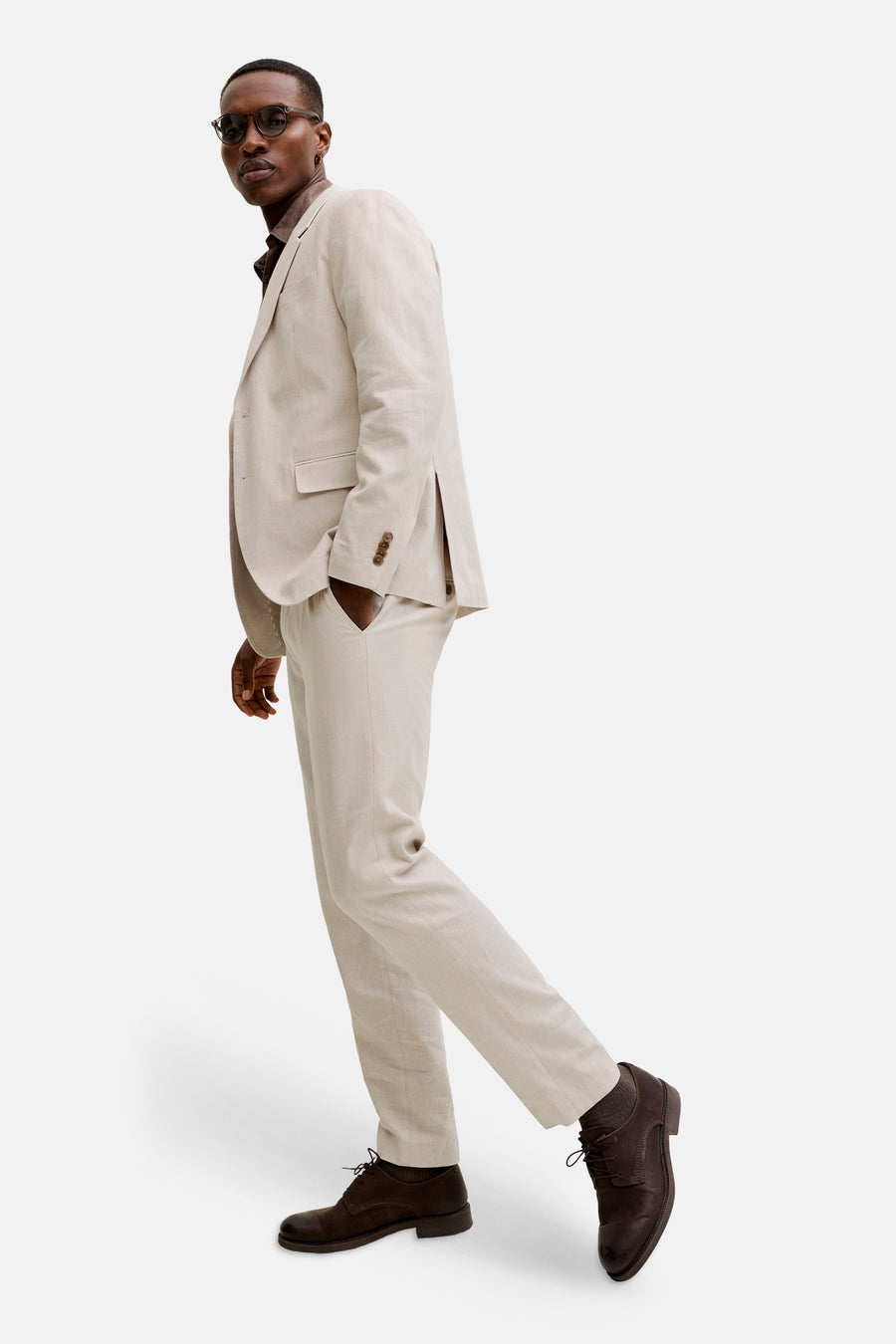 Pantalon de costume écru de PREMIUM by JACK & JONES, porté avec une chemise marron et des chaussures marron.