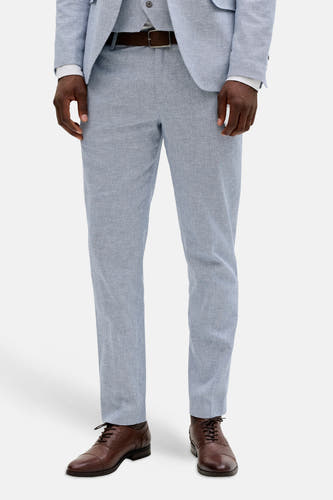 Pantalon de costume bleu de PREMIUM by JACK & JONES, avec ceinture marron et chaussures marron.