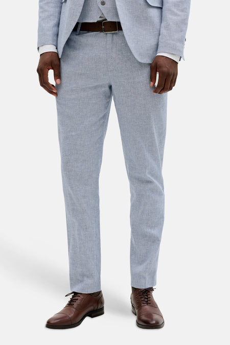 Pantalon de costume bleu de PREMIUM by JACK & JONES, avec ceinture marron et chaussures marron.