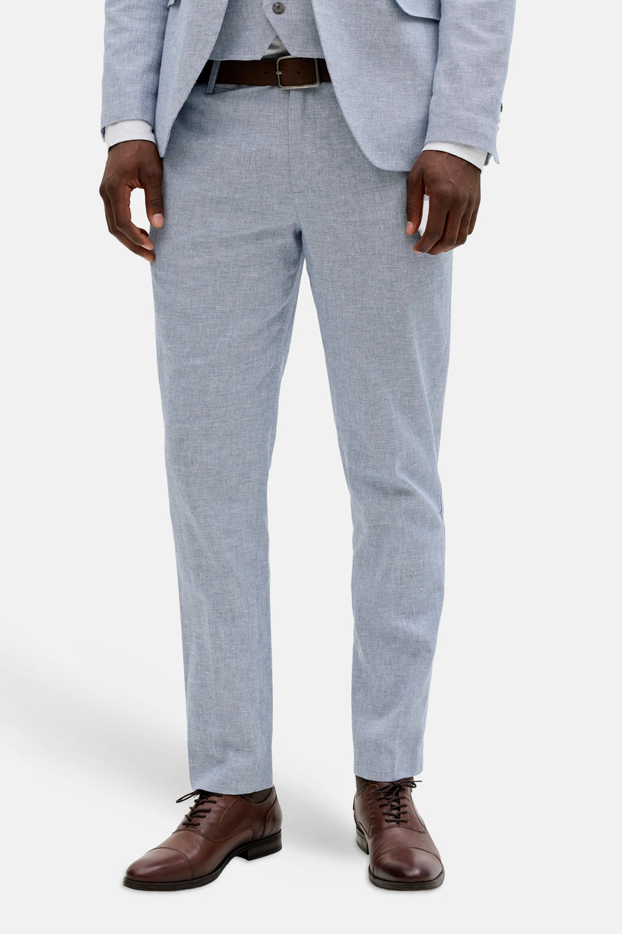 Pantalon de costume bleu de PREMIUM by JACK & JONES, avec ceinture marron et chaussures marron.