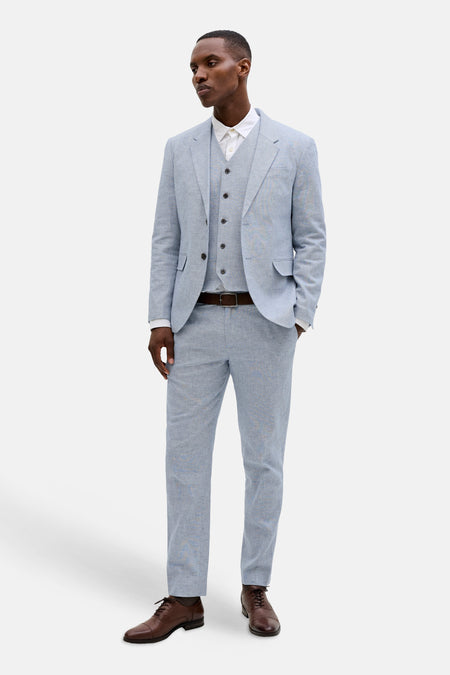 Blauwe kostuumbroek van PREMIUM by JACK & JONES, met bruine riem en bruine schoenen.