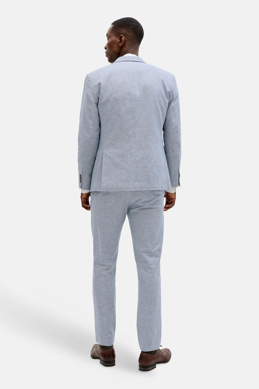 Pantalon de costume bleu de PREMIUM by JACK & JONES, vu de dos, avec des chaussures marron.