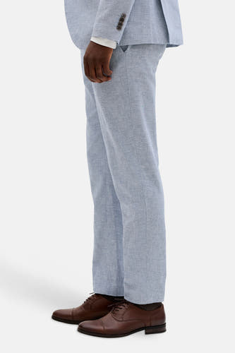 Pantalon de costume bleu de PREMIUM by JACK & JONES, avec une texture fine, combiné avec des chaussures et des chaussettes marron.