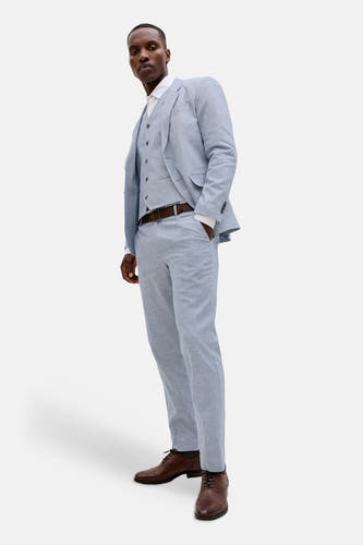 Pantalon de costume bleu de PREMIUM by JACK & JONES, avec une texture lisse et combiné avec un gilet et des chaussures en cuir.