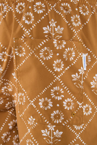Short de bain jaune de PREMIUM by JACK & JONES avec motif à fleurs et pois blancs, comprenant une poche arrière avec étiquette de marque et coutures dorées.