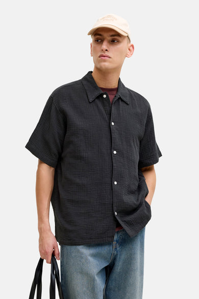 Chemise noire à manches courtes Originals by Jack & Jones, avec une texture froissée et une capuche.