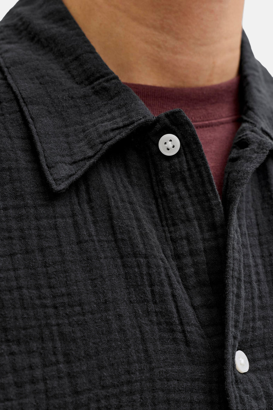 Chemise noire à manches courtes de ORIGINALS BY JACK & JONES, gros plan sur le col et les boutons, avec une texture chinée.