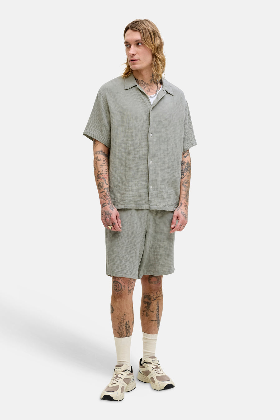 Chemise verte à manches courtes de ORIGINALS by JACK & JONES, portée avec un short assorti et des chaussettes blanches.
