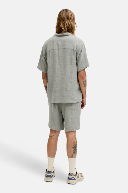 Chemise verte (manches courtes) de ORIGINALS BY JACK & JONES, avec une texture plissée, vue de dos.