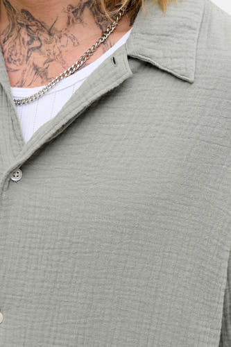 Chemise verte de ORIGINALS BY JACK & JONES, avec collier visible et tatouage.