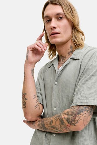 Chemise verte à manches courtes de ORIGINALS BY JACK & JONES, avec un tissu texturé et un col classique.