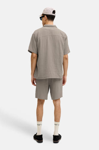 Chemise marron à manches courtes de ORIGINALS BY JACK & JONES, avec un tissu texturé et une coupe décontractée.