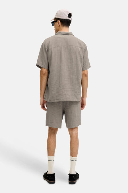 Chemise marron à manches courtes de ORIGINALS BY JACK & JONES, avec un tissu texturé et une coupe décontractée.
