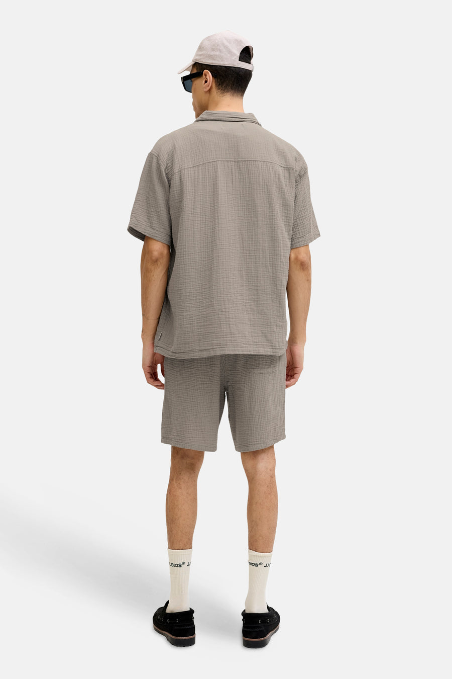 Chemise marron à manches courtes de ORIGINALS BY JACK & JONES, avec un tissu texturé et une coupe décontractée.