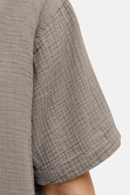 Chemise marron à manches courtes de ORIGINALS BY JACK & JONES, avec une texture froissée et une couture de manche visible.