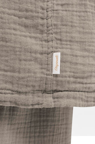 Chemise marron à manches courtes de ORIGINALS BY JACK & JONES, gros plan de l'étiquette sur le tissu.