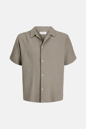 Chemise marron à manches courtes de ORIGINALS BY JACK & JONES, avec une texture froissée et des boutons blancs.