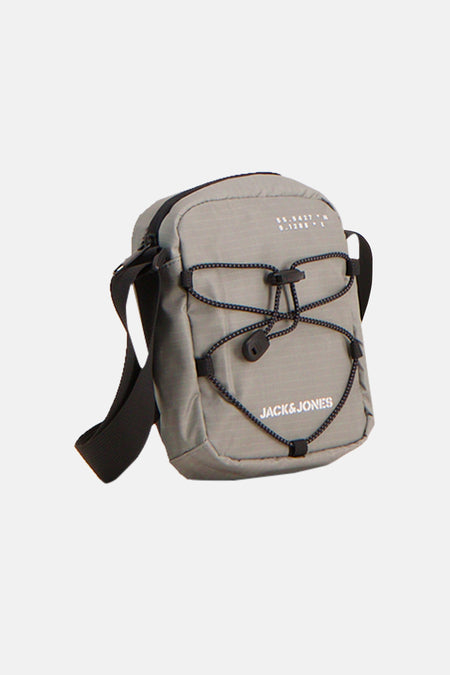 Grijze schoudertas van ACCESSORIES BY JACK & JONES, met zwarte trekkoorden en witte merknaam op de voorzijde.