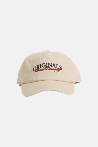 Casquette écru de ACCESSORIES BY JACK & JONES avec texte brodé 'ORIGINALS' en bleu et 'Remote Community' en rouge.