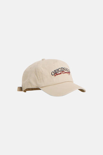 Ecru pet van ACCESSORIES BY JACK & JONES met geborduurde 'ORIGINALS' tekst in blauw en 'Remote Community' in rood.