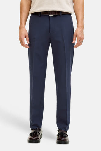 Pantalon de costume bleu de PREMIUM by JACK & JONES, porté avec une ceinture en cuir marron et des chaussures en cuir.