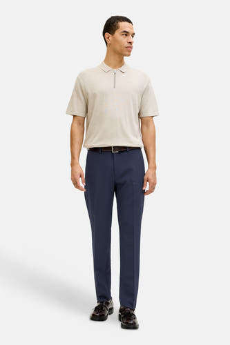 Blauwe kostuumbroek van PREMIUM by JACK & JONES, gedragen met een bruine riem en leren schoenen.