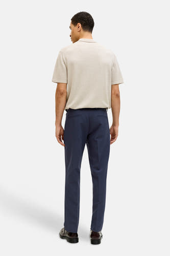 Pantalon de costume bleu de PREMIUM by JACK & JONES, vu de dos, combiné avec un polo beige et des chaussures noires.