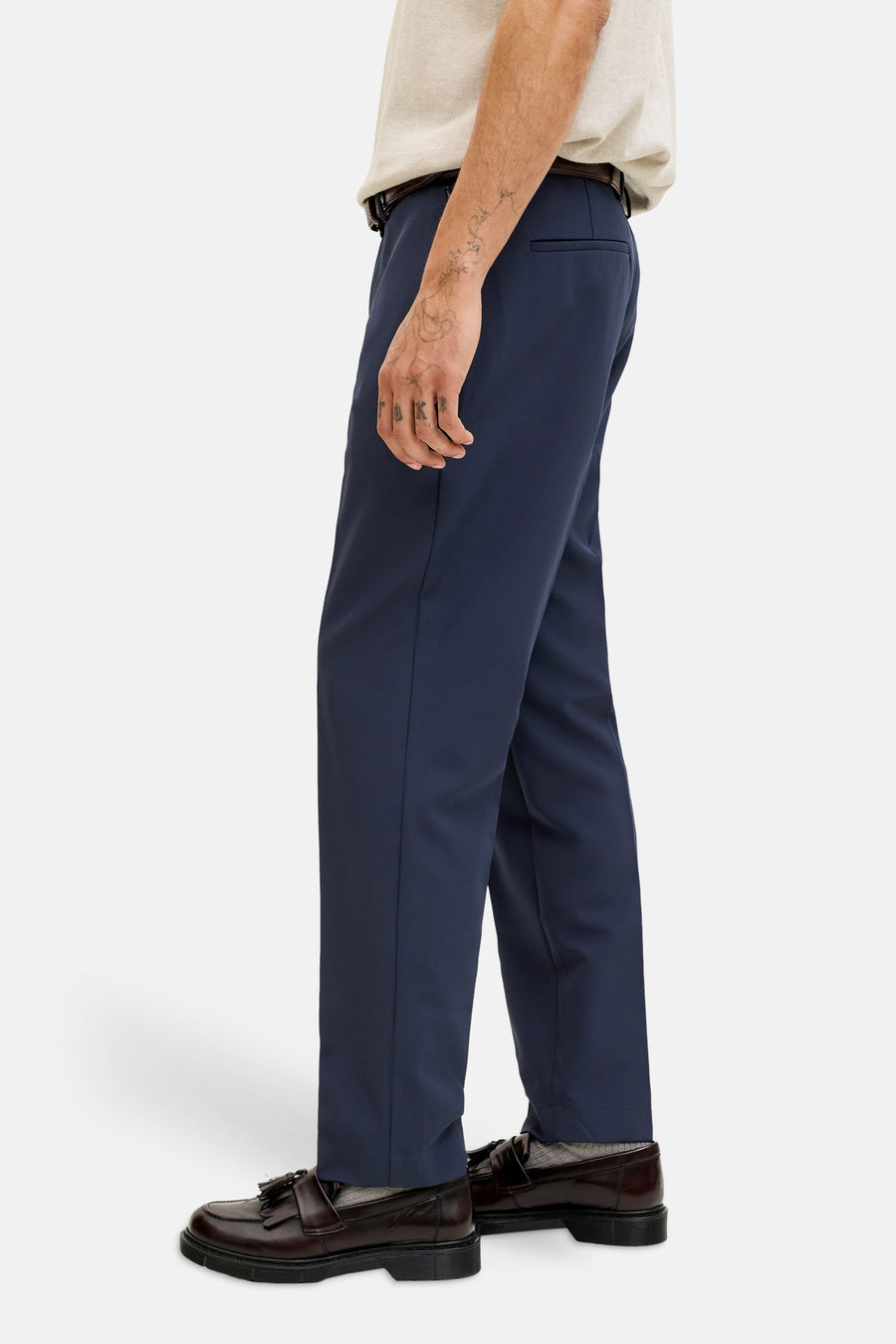 Pantalon de costume bleu de PREMIUM by JACK & JONES, avec une ceinture marron et des mocassins en cuir.