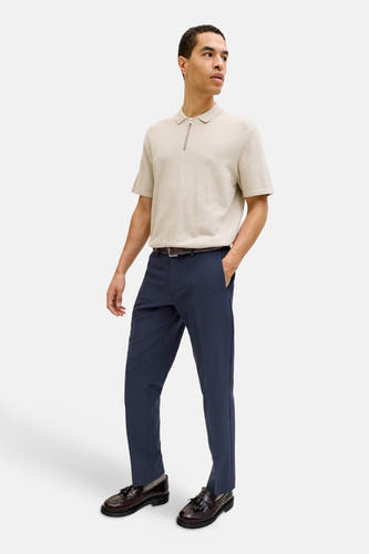 Pantalon de costume bleu de PREMIUM by JACK & JONES, combiné avec un polo beige et des mocassins en cuir.