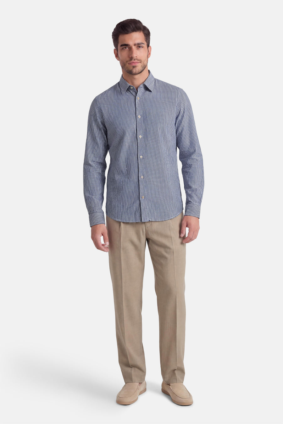 Blauw overhemd met lange mouwen van PREMIUM by JACK & JONES, met een gestreept patroon. Beige pantalon en suède schoenen zichtbaar.