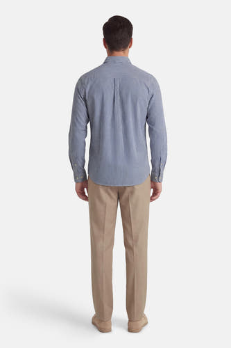 Blauw gestreept overhemd van PREMIUM by JACK & JONES, achterkant, gecombineerd met kaki broek en suède schoenen.