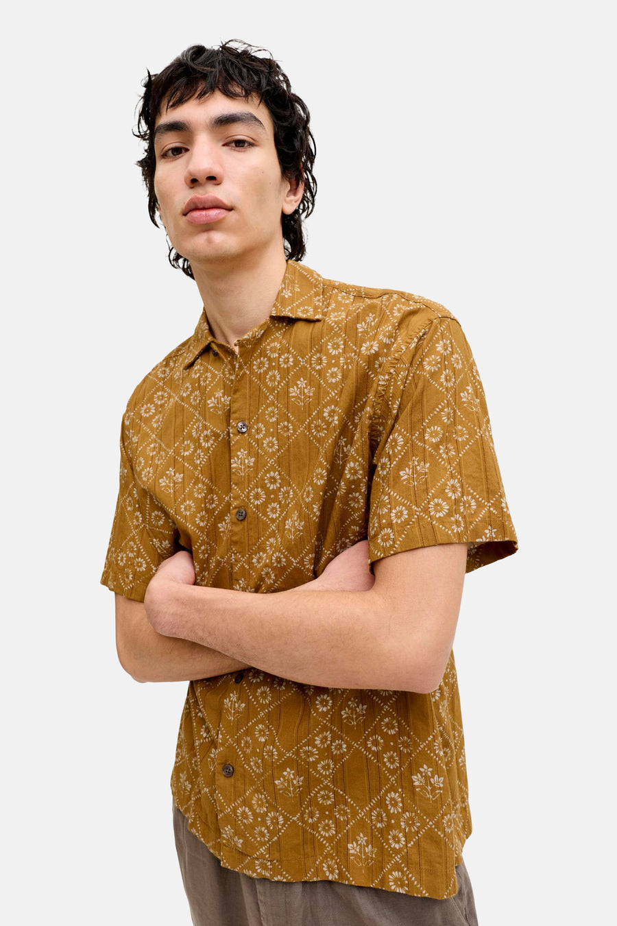 Chemise jaune à manches courtes de PREMIUM by JACK & JONES, avec motif à fleurs et à carreaux blancs, portée par un mannequin.