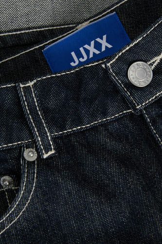 Short en jean bleu marine de JJXX, avec surpiqûres blanches contrastantes et boutons métalliques.