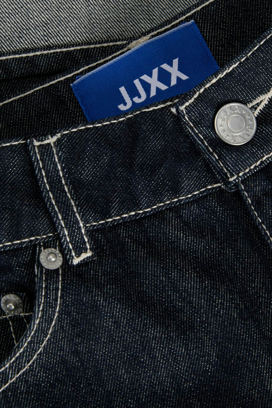 Short en jean bleu marine de JJXX, avec surpiqûres blanches contrastantes et boutons métalliques.