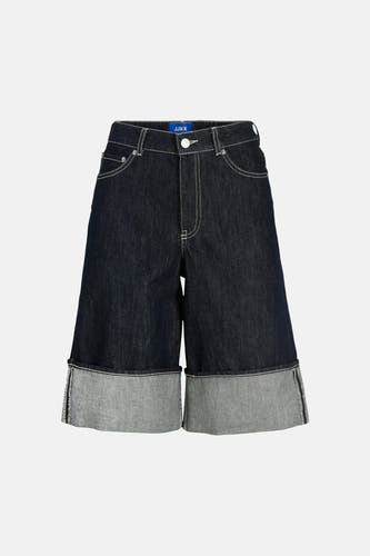 Short en jean bleu marine de JJXX, avec un large revers et des surpiqûres blanches.