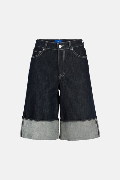 Short en jean bleu marine de JJXX, avec un large revers et des surpiqûres blanches.