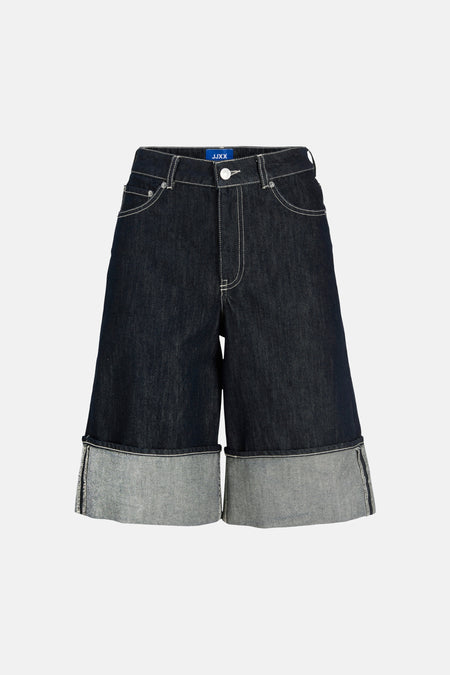 Short en jean bleu marine de JJXX, avec un large revers et des surpiqûres blanches.