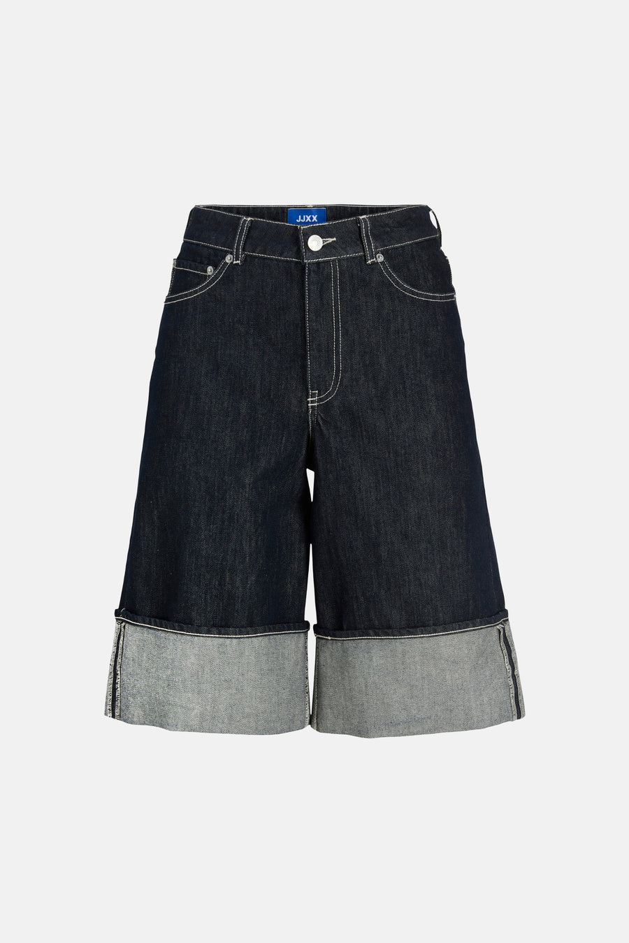 Short en jean bleu marine de JJXX, avec un large revers et des surpiqûres blanches.