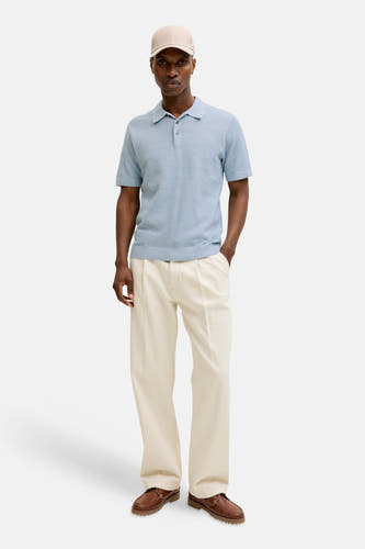 Blauw poloshirt met korte mouwen van PREMIUM BLUE by JACK & JONES, gedragen met crèmekleurige broek en bruine schoenen.