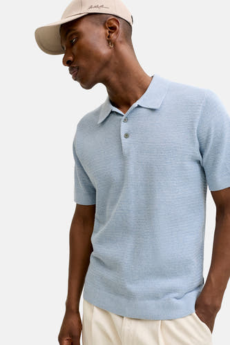 Polo bleu à manches courtes de PREMIUM BLUE by JACK & JONES, avec une texture tissée et une fermeture à boutons.