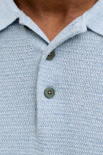 Polo bleu à manches courtes de PREMIUM BLUE by JACK & JONES, avec une texture subtilement tissée et une fermeture à boutons.