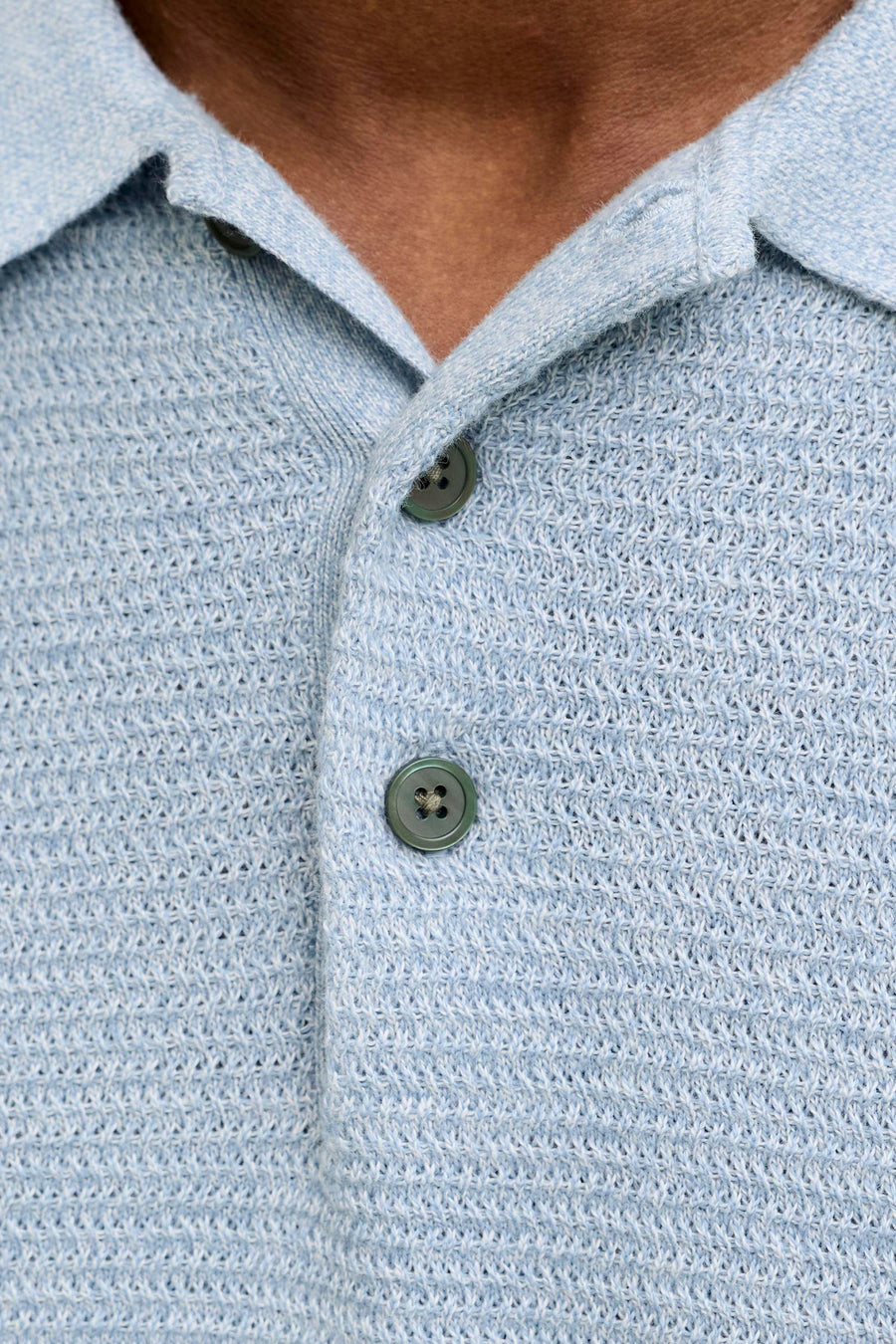 Polo bleu à manches courtes de PREMIUM BLUE by JACK & JONES, avec une texture subtilement tissée et une fermeture à boutons.